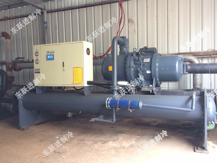 清遠(yuǎn)120HP螺桿式冷水機(jī)